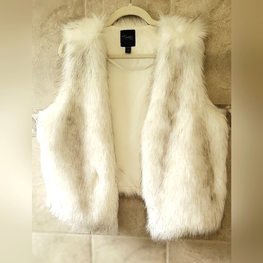 Thalia Sodi White Faux-fur Vest Jacket, Elegant Sleeveless Open Front Jacket